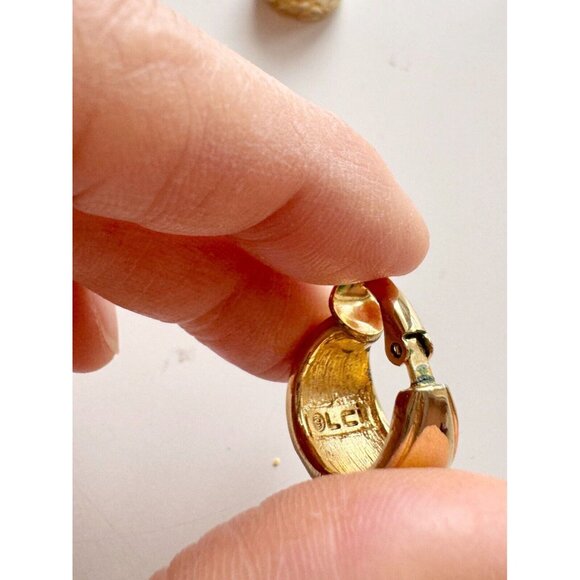 Vintage LIZ CLAIBORNE Gold Tone Leaf Embossed Clip On Huggie Hoop Earrings - Picture 6 of 11